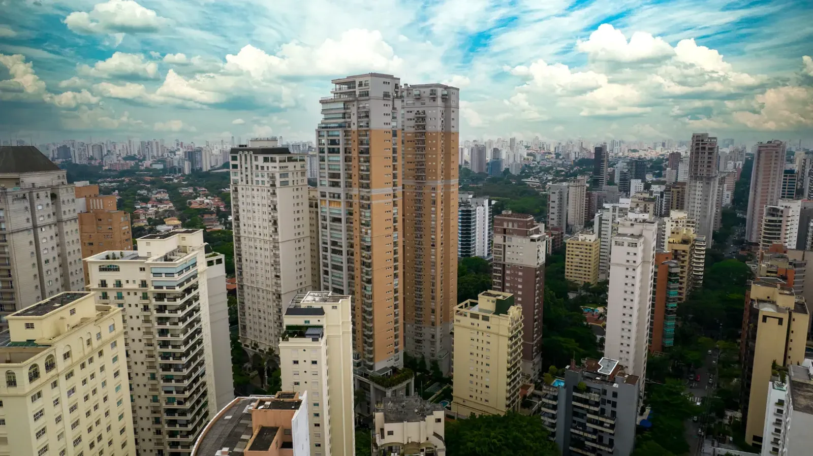 Vista do bairro de Moema, São Paulo, com torres residenciais e arborização