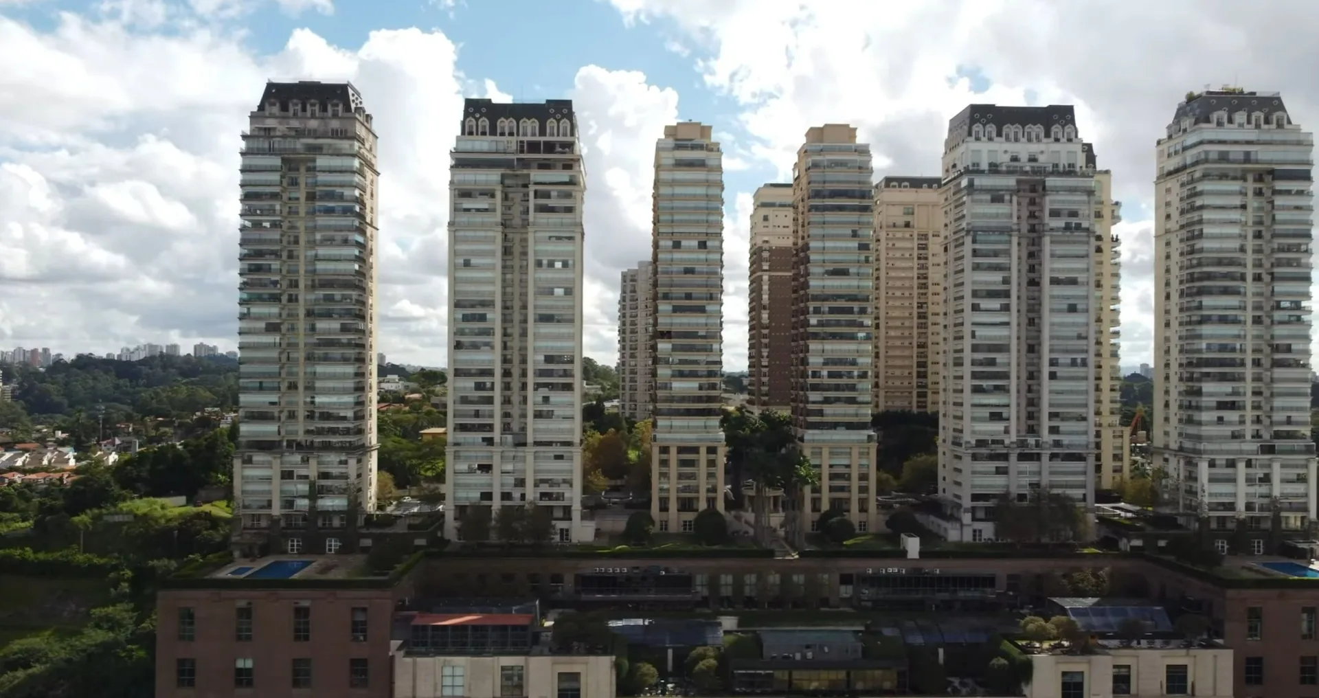 Vista aérea do bairro de Pinheiros, São Paulo, com prédios residenciais e área verde próxima ao Parque Ibirapuera
