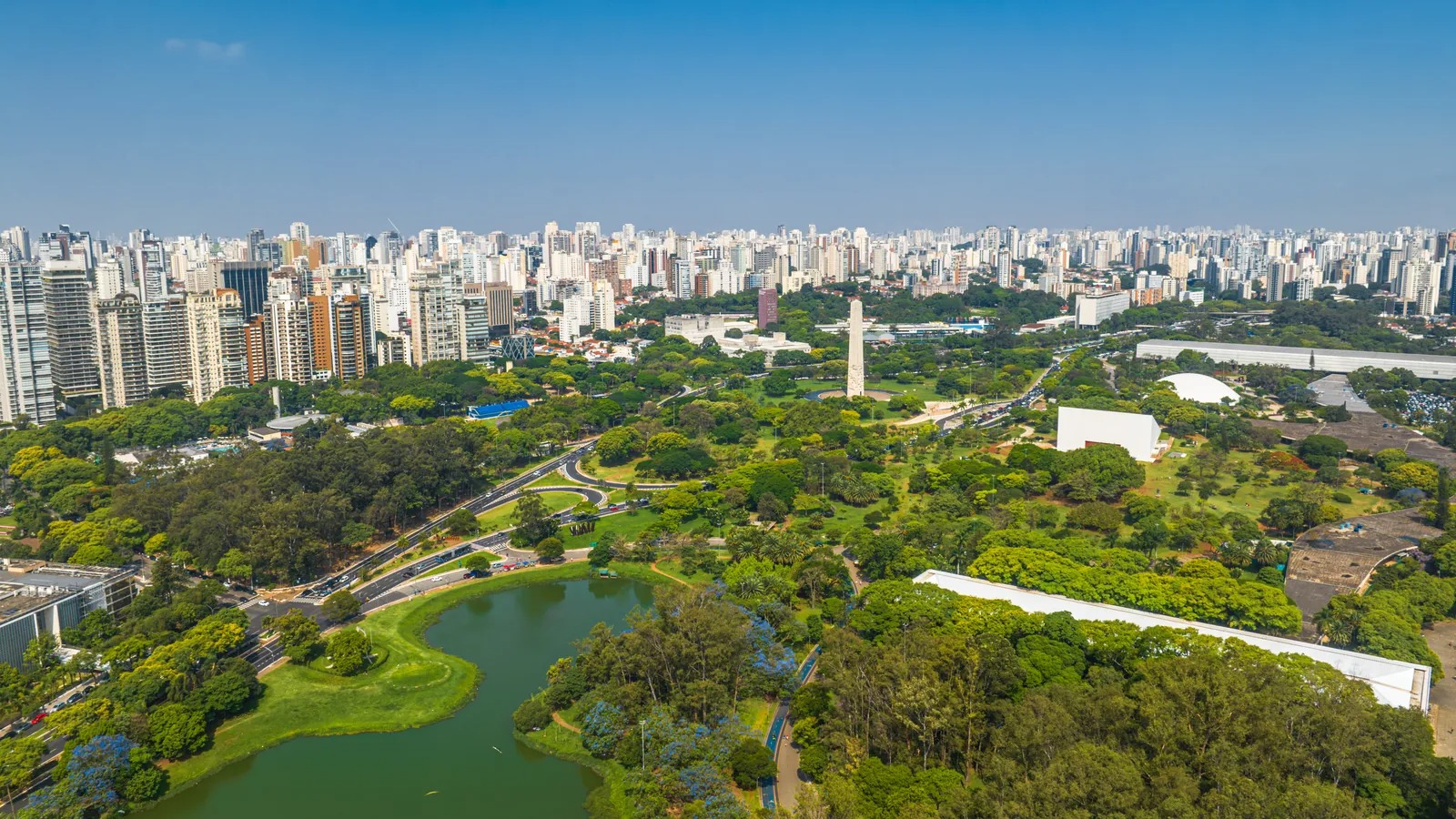Vista aérea de Vila Mariana, em São Paulo, com o Parque Ibirapuera, o obelisco e o lago em primeiro plano